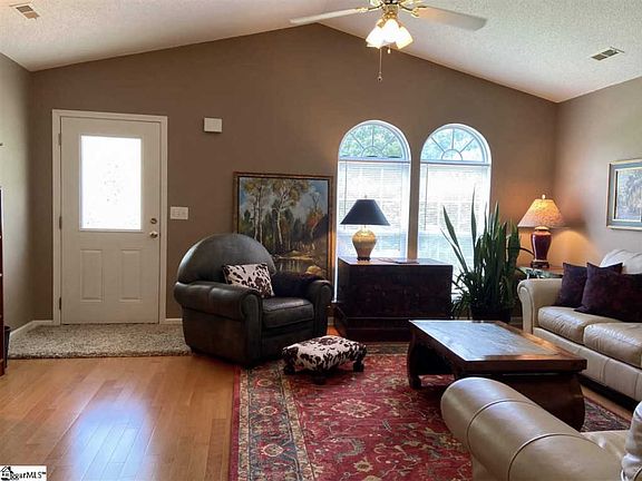 3rd image of 18 Luray Dr