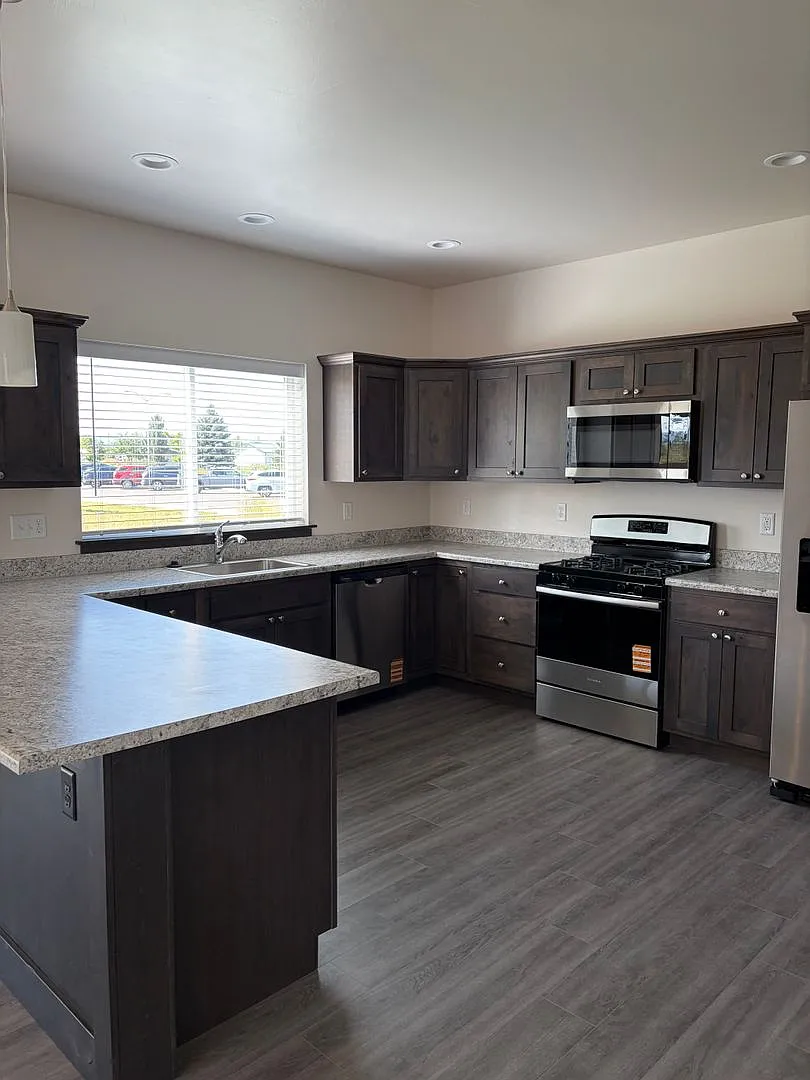 Brand New 3 Bed 2.5 Bath with double attached garage in Belgrade — Photo 4