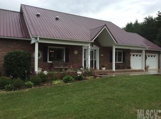 5755 Selkirk Dr, Hickory, NC 28601