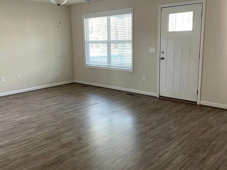 395 Shorewood Dr — Photo 5