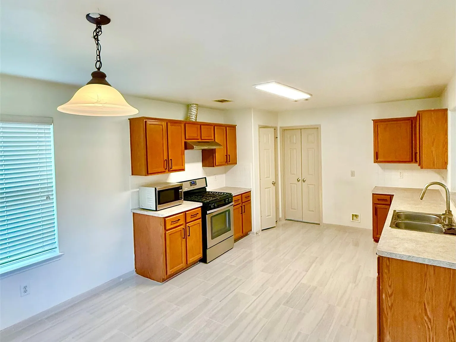 3 bed, 2.0 bath, 1884 sqft, $2,300 — Photo 2