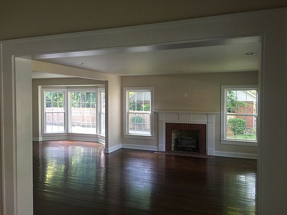3rd image of 1909 Mayfair Dr