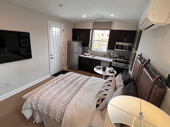2nd image of 1058 Parkview Pl #2
