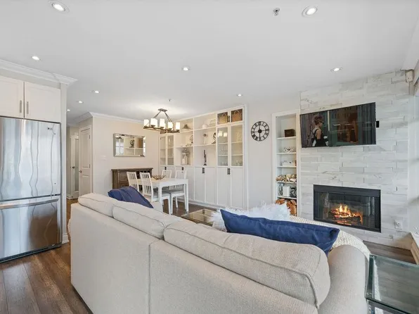 2287 W 3rd Ave #203, Vancouver, BC V6K 1L5