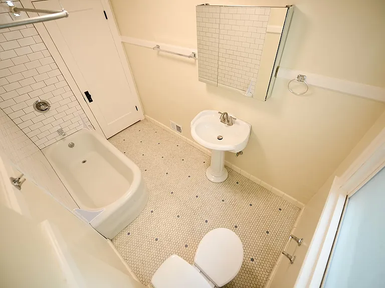 747 Warfield Ave — Photo 8