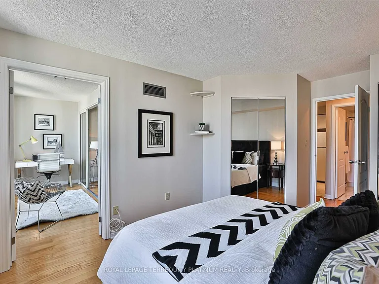 25 Grenville St #1801 — Photo 11
