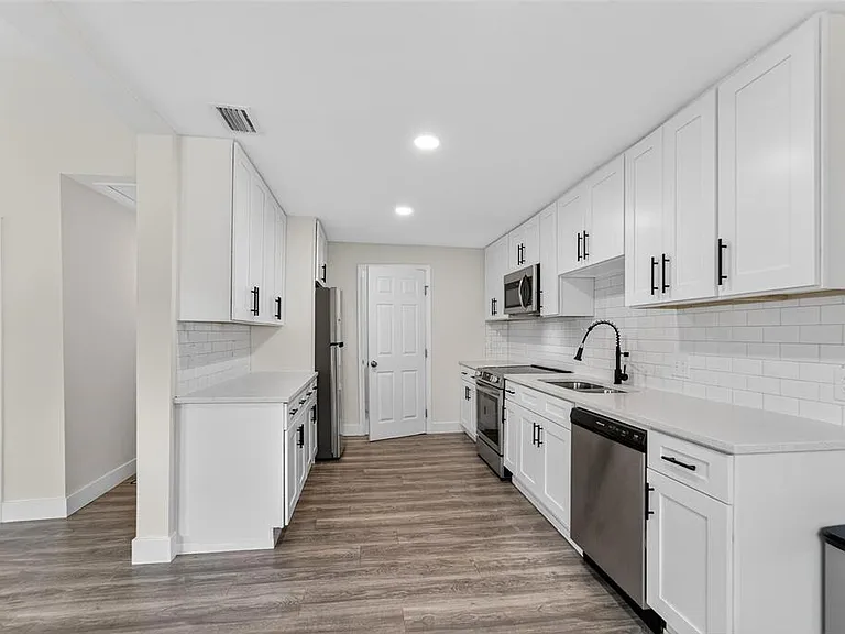 2525 W Beach St — Photo 11