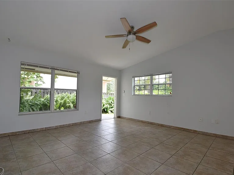 501 SW 17th St — Photo 4