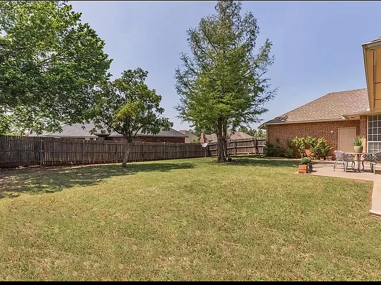 16009 Heather Ct — Photo 5