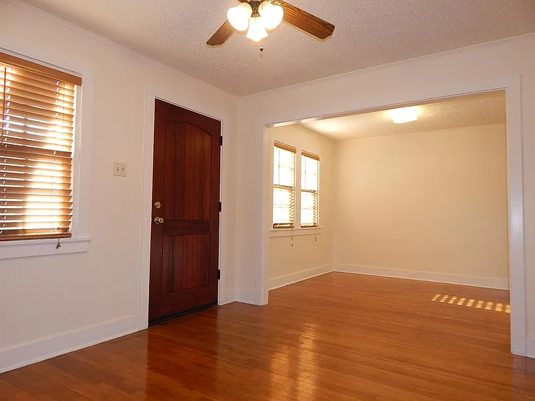 809 E Tujunga Ave — Photo 10