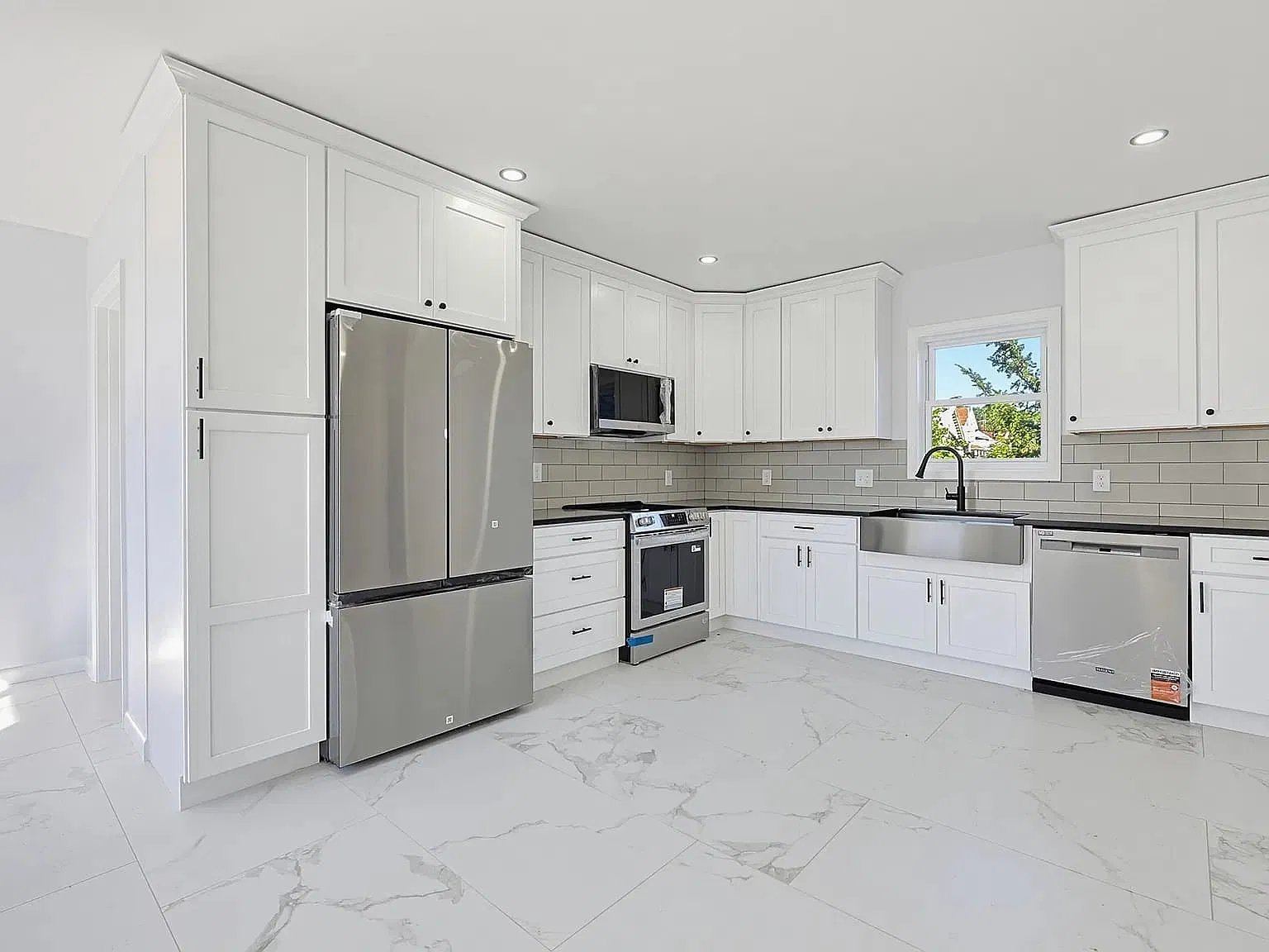 3 bed, 1130 sqft, $3,300 — Photo 3