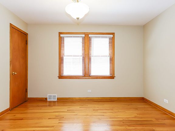 5th image of 1937 N Natoma Ave
