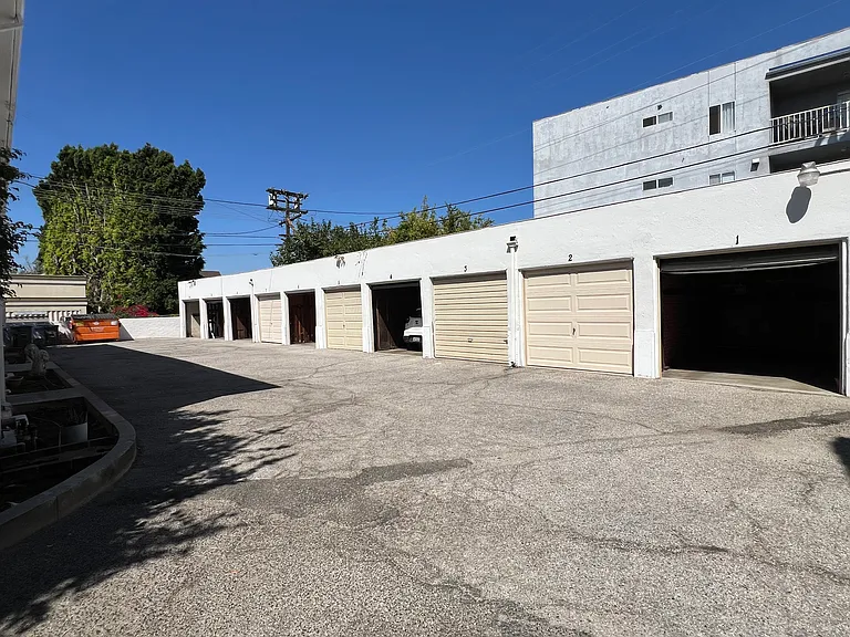 209 W Maple St #B — Photo 18
