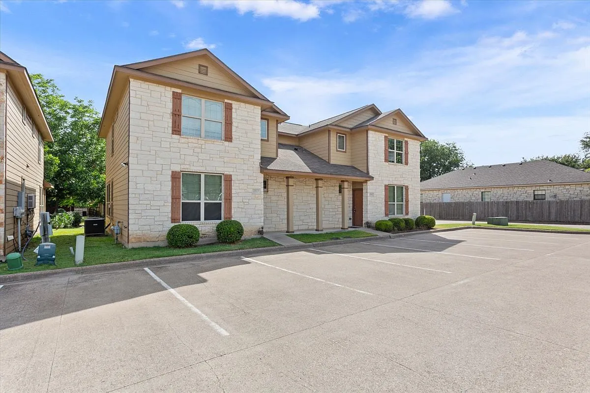4 bed, 4.5 bath, 2500 sqft, $2,200 — Photo 2