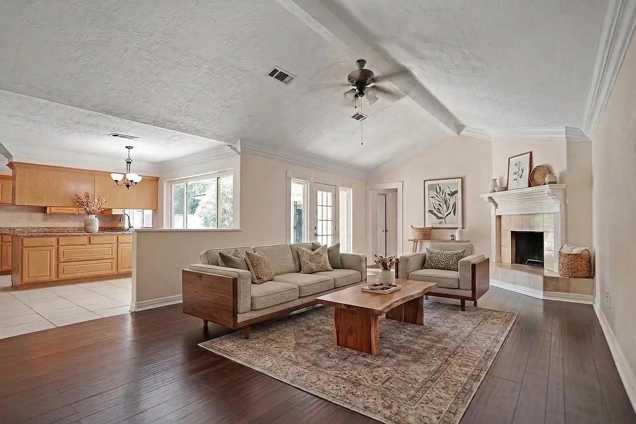 3 bed, 2.0 bath, 1975 sqft, $2,400 — Photo 4
