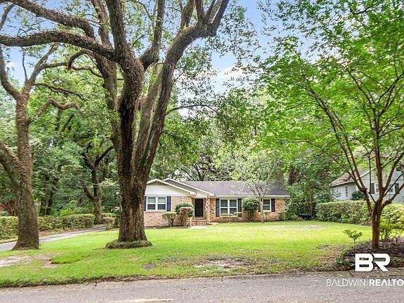 4th image of 3909 Hillcrest Ln