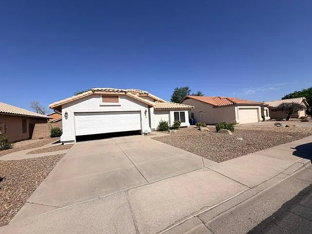 2560 S Vineyard — Photo 3