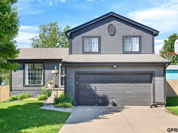 208 Hilton Head Dr, Papillion, NE 68133