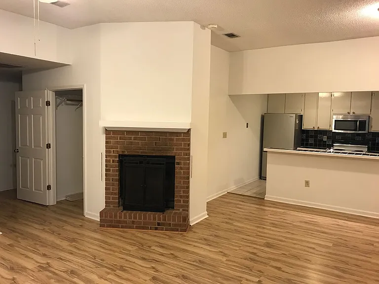 135 Greenwood Ln — Photo 5