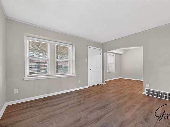 4th image of 12716 Riad St