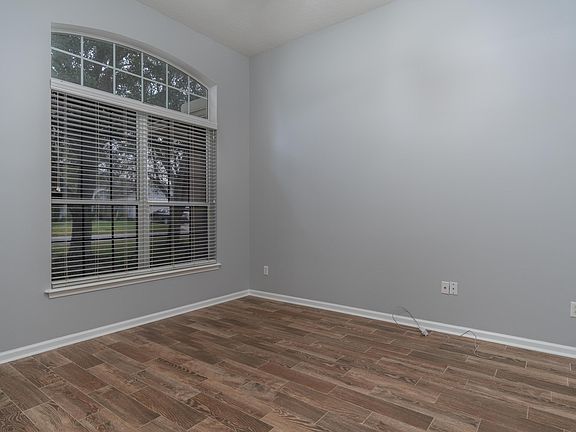 5th image of 949 Corsica Ln