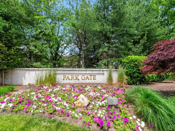 28 Carriage Pl, Edison, NJ 08820