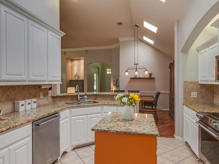 6008 Frost St — Photo 14
