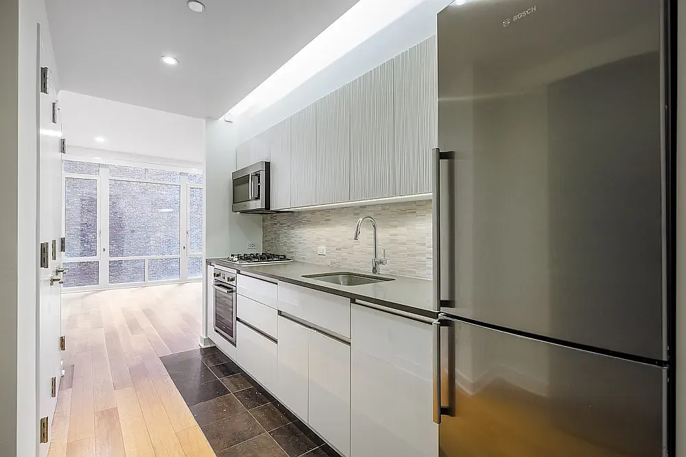 1050 6th Avenue — Photo 2