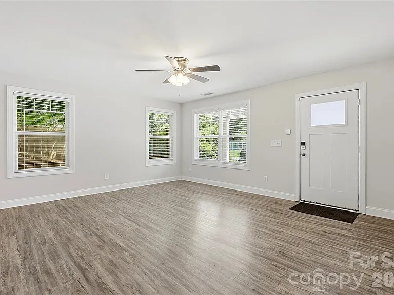 4221 End St — Photo 2