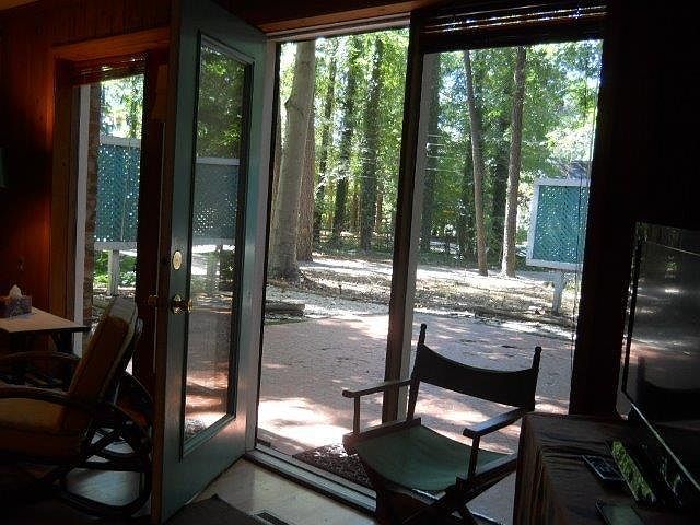 Entryway with private drive & park