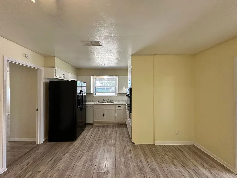 1505 S Ws Young Dr — Photo 8