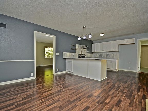 3rd image of 5565 Meadow Height Dr