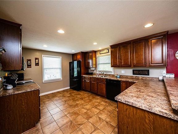 5th image of 100 Essex Knoll Dr