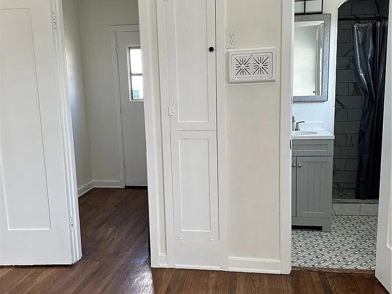 1054 N Euclid Ave — Photo 5