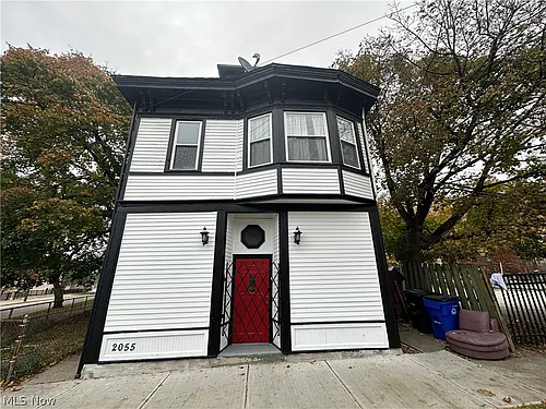 2055 W 65th St #LOWER REAR Photo 1 2055 W 65th St #LOWER REAR Photo 1