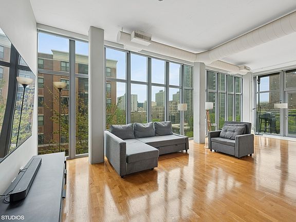 2nd image of 1000 W Leland Ave #5C