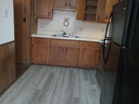 4th image of 615 E Rose St