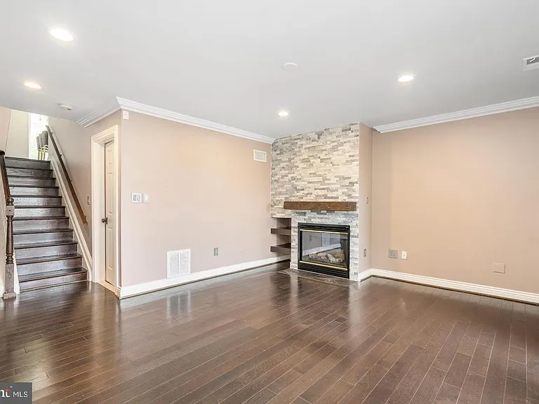 2419 Boston St — Photo 5