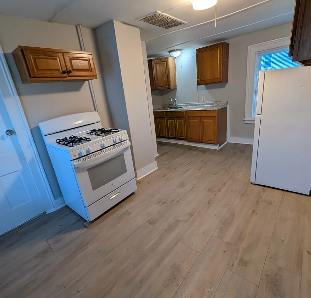 16 Hallock Ave — Photo 1