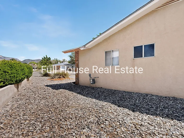 2309 Saturn Pl NE — Photo 40