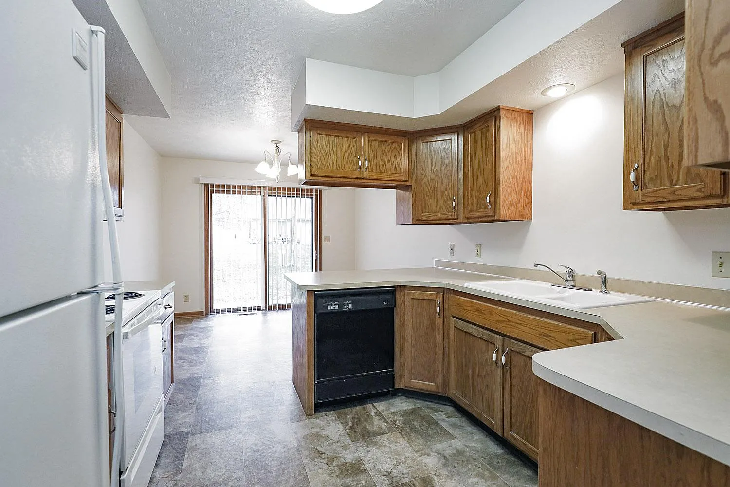 3 bed, 1.5 bath, 1402 sqft, $1,719 — Photo 3