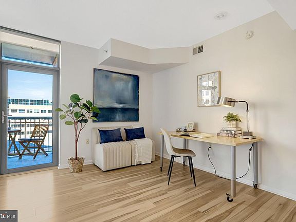 3rd image of 851 N Glebe Rd APT 812