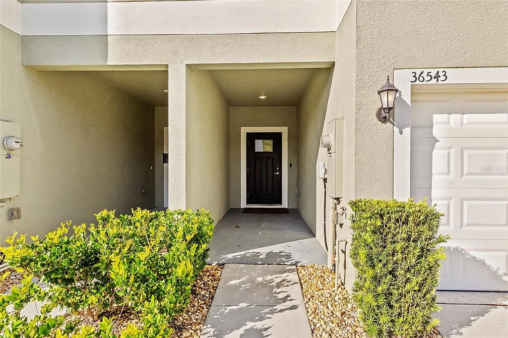 3 bed, 2.5 bath, 1634 sqft, $2,400 — Photo 2