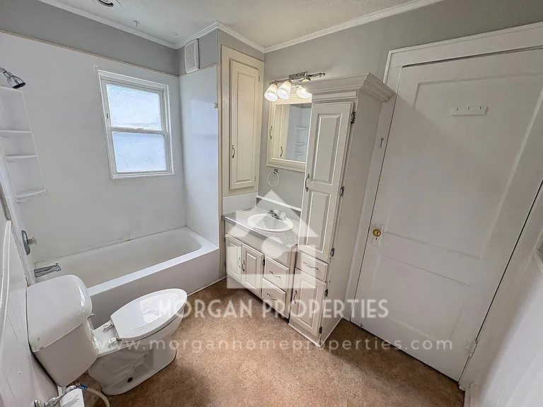 220 W 38th St — Photo 4