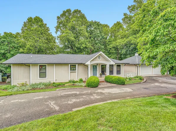 402 Anchor Dr, Moneta, VA 24121