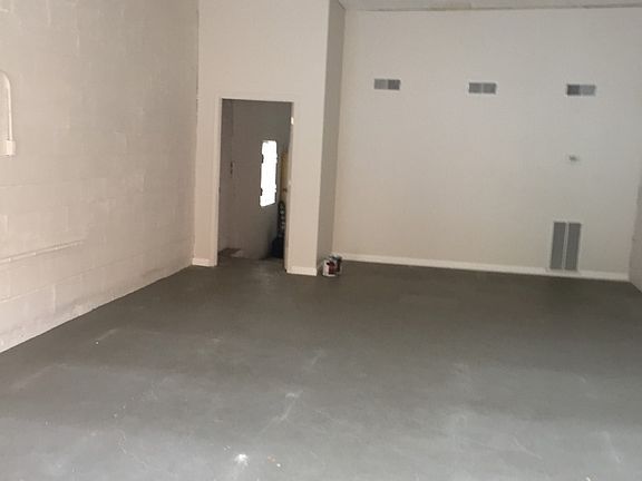 4th image of 135 Holmes St