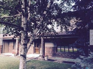 307 SW 13th St, Beresford, SD 57004