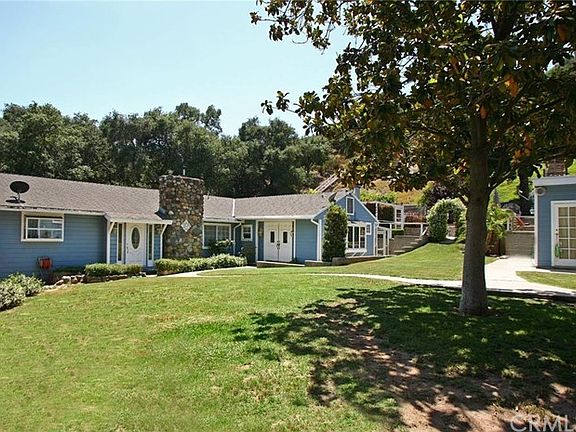 Guest quarters with 2 units. A one bedroom apt and the other has 2 bedrooms.