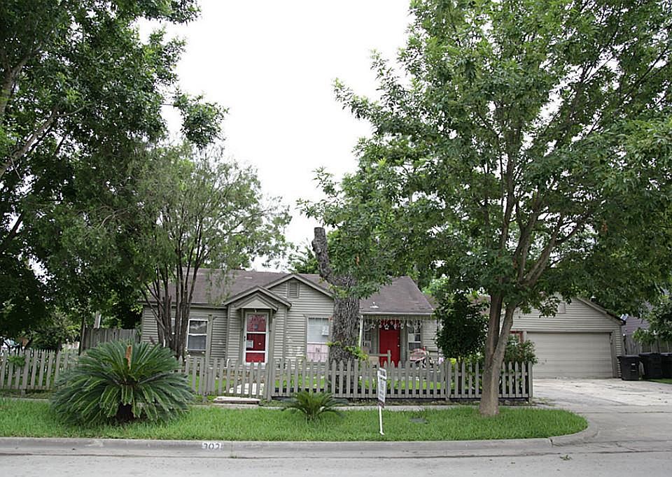 Great Location.. corner lot perfect for investors