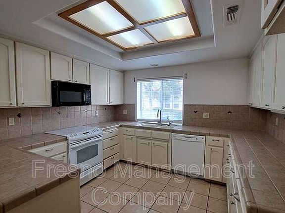 4th image of 1071 E Manhattan Ave